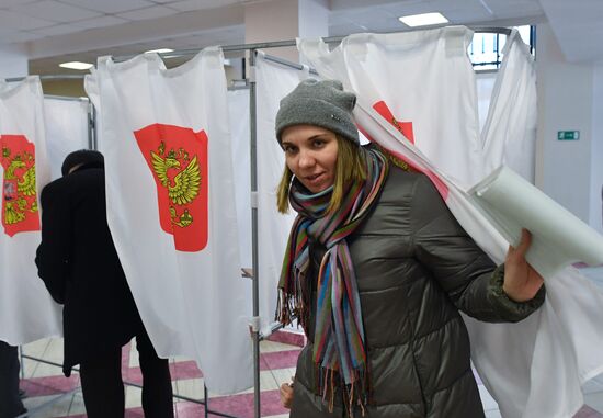 Russian presidential candidates cast their votes