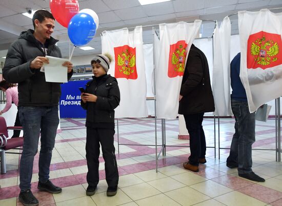 Russian presidential candidates cast their votes