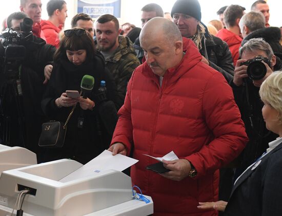 Members of Russian national football team vote at Russian presidential election