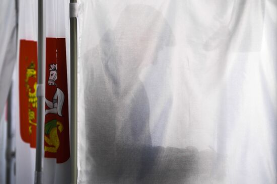 Russian presidential candidates cast their votes