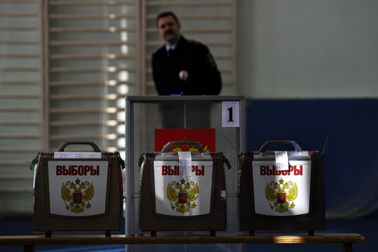 Russian presidential candidates cast their votes