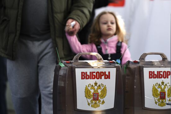 Russian presidential candidates cast their votes