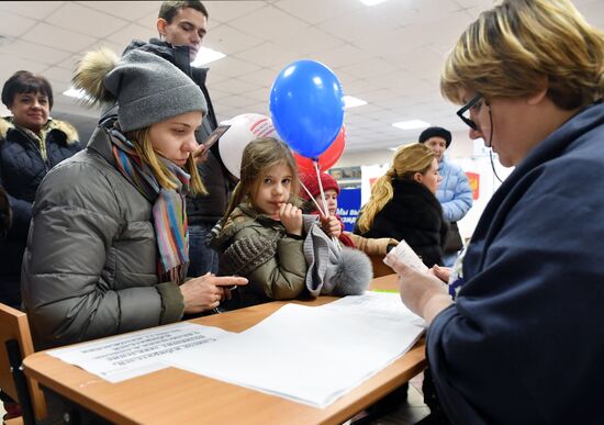 Russian presidential candidates cast their votes