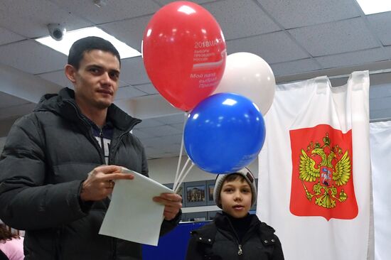 Russian presidential candidates cast their votes