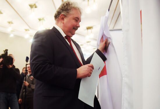 Russian presidential candidates cast their votes