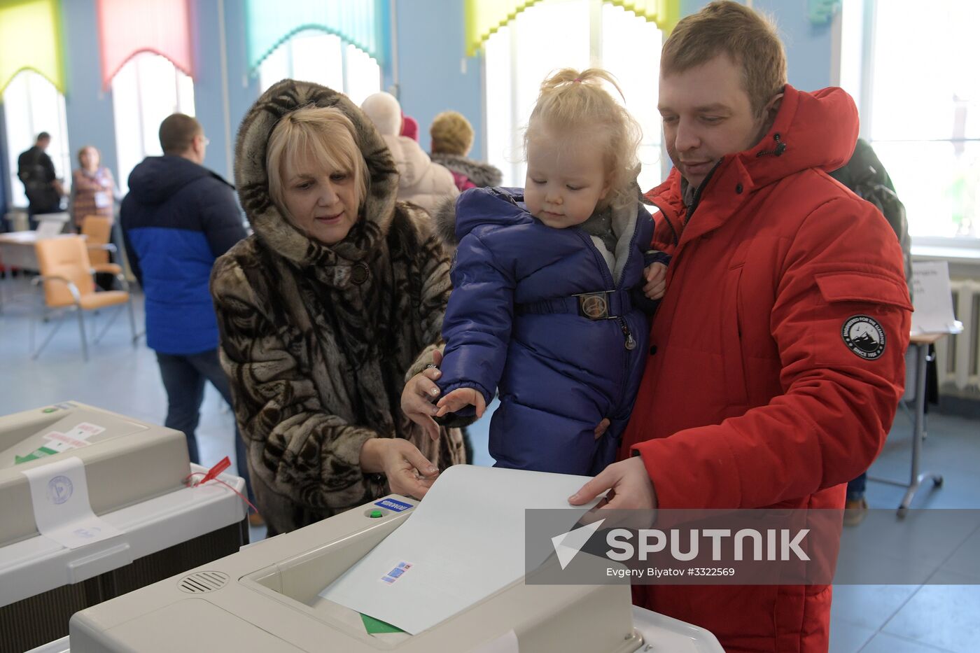 Russian presidential candidates cast their votes