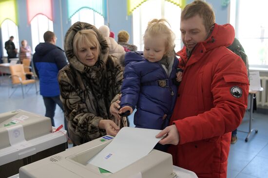 Russian presidential candidates cast their votes