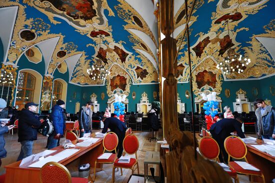 Russian presidential candidates cast their votes