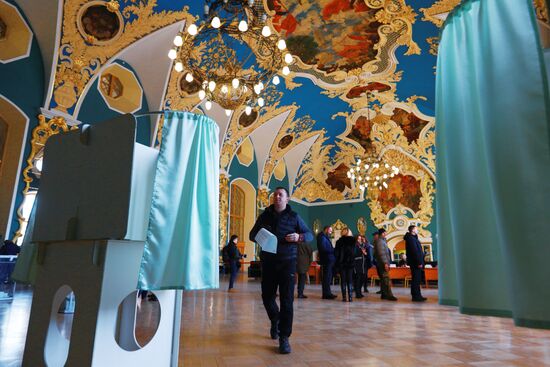 Russian presidential candidates cast their votes
