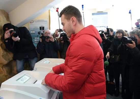 Members of Russian national football team vote at Russian presidential election