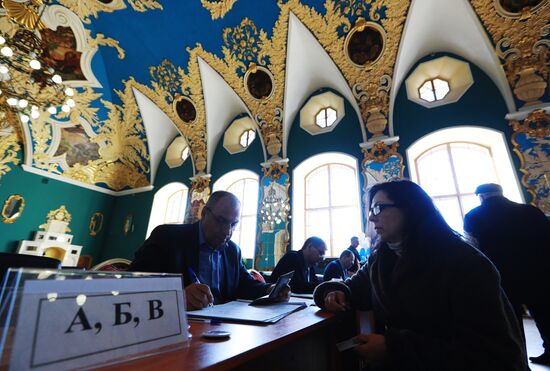 Russian presidential candidates cast their votes