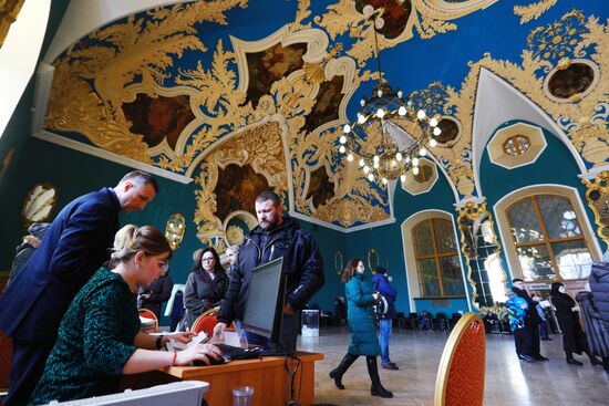 Russian presidential candidates cast their votes