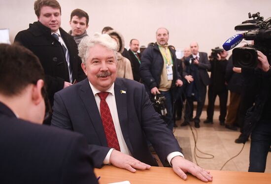 Russian presidential candidates cast their votes