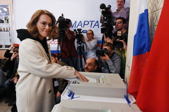 Russian presidential candidates cast their votes