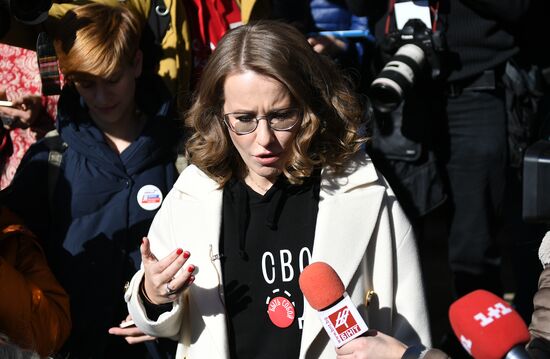 Russian presidential candidates cast their votes