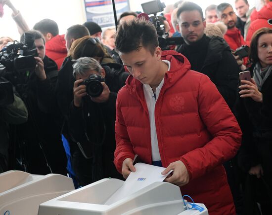 Members of Russian national football team vote at Russian presidential election