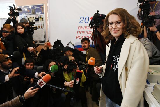 Russian presidential candidates cast their votes