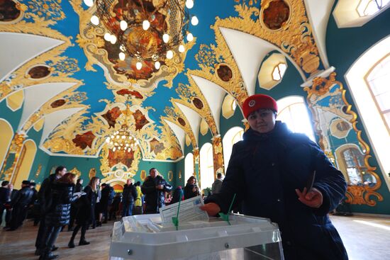 Russian presidential candidates cast their votes