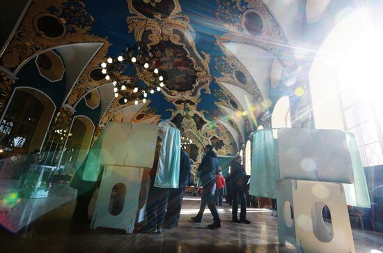 Russian presidential candidates cast their votes