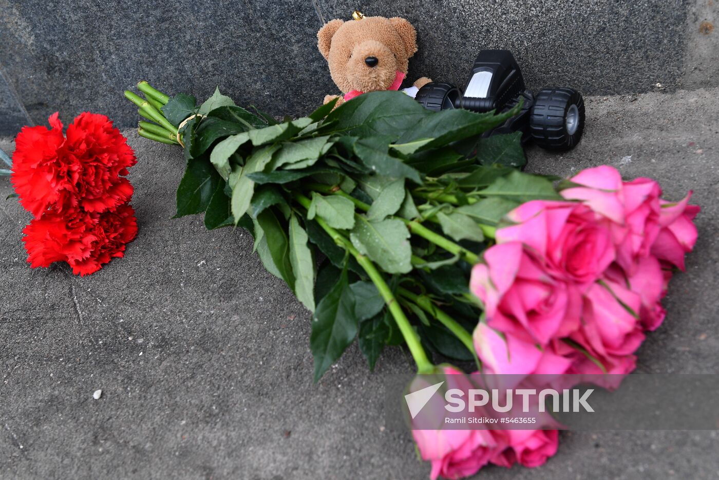 Flowers in memory of Zimnyaya Vishnya shopping mall victims
