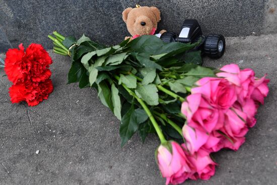 Flowers in memory of Zimnyaya Vishnya shopping mall victims