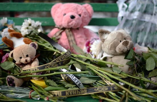 Flowers in memory of Zimnyaya Vishnya shopping mall victims