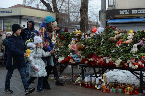 Flowers in memory of Zimnyaya Vishnya shopping mall victims