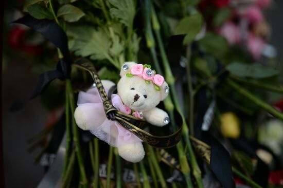 Flowers in memory of Zimnyaya Vishnya shopping mall victims