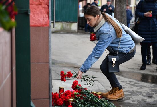 Flowers in memory of Zimnyaya Vishnya shopping mall victims