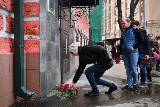Flowers in memory of Zimnyaya Vishnya shopping mall victims