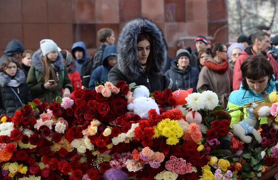 Flowers in memory of Zimnyaya Vishnya shopping mall victims