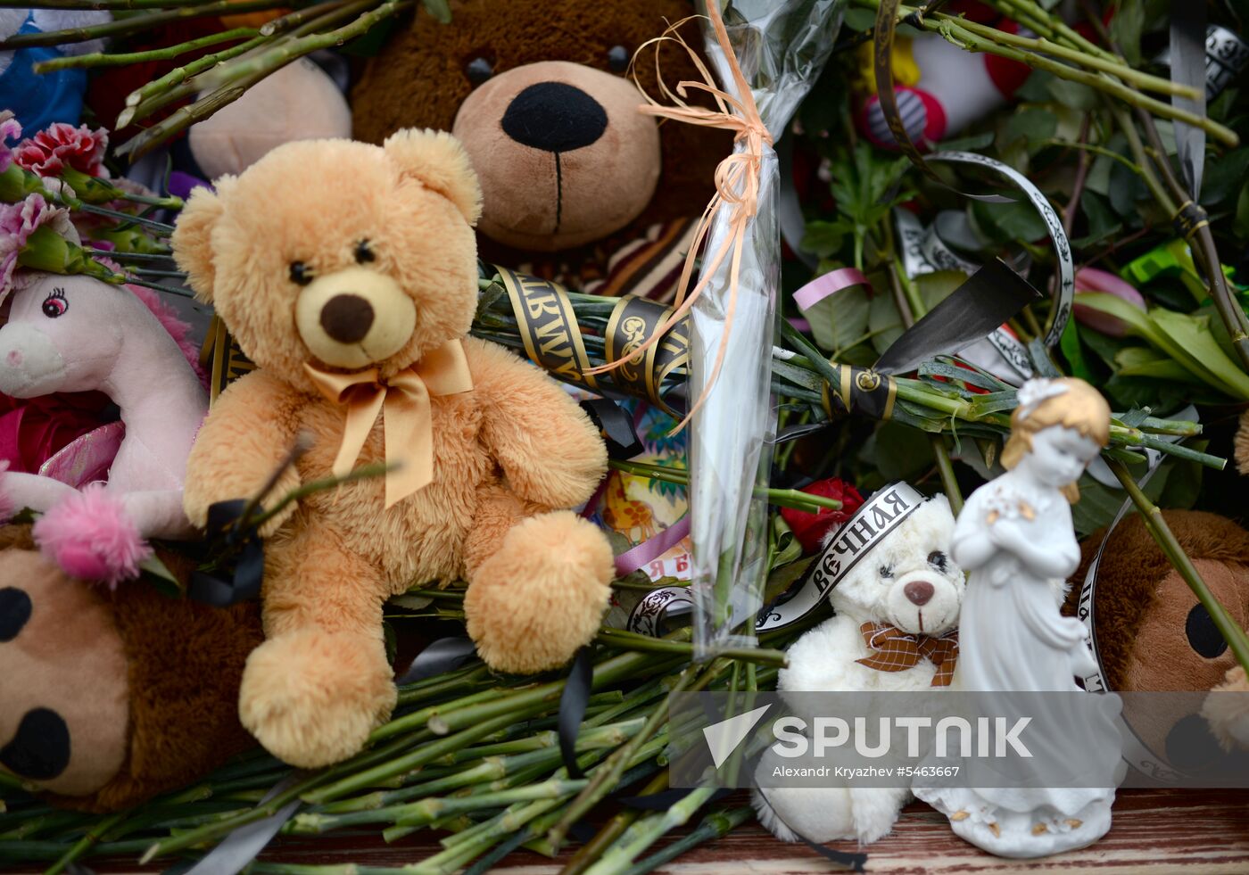 Flowers in memory of Zimnyaya Vishnya shopping mall victims