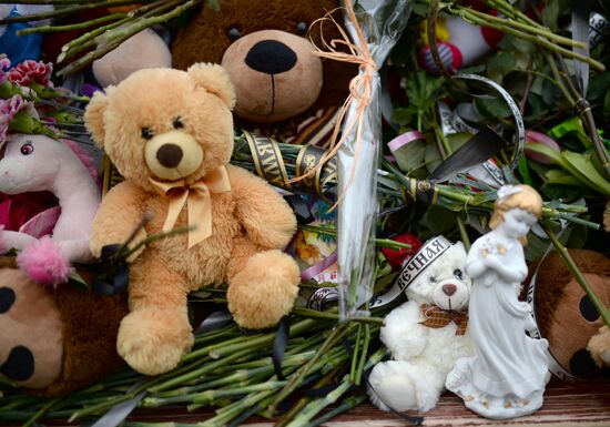 Flowers in memory of Zimnyaya Vishnya shopping mall victims