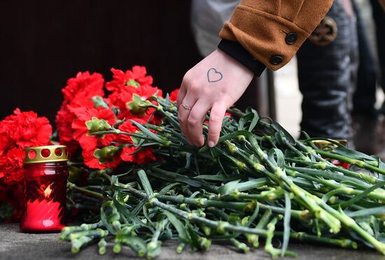 Flowers in memory of Zimnyaya Vishnya shopping mall victims