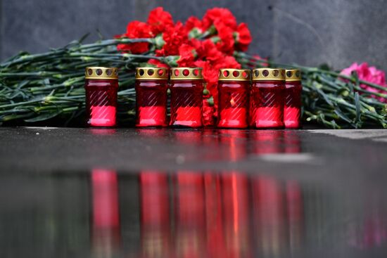 Flowers in memory of Zimnyaya Vishnya shopping mall victims