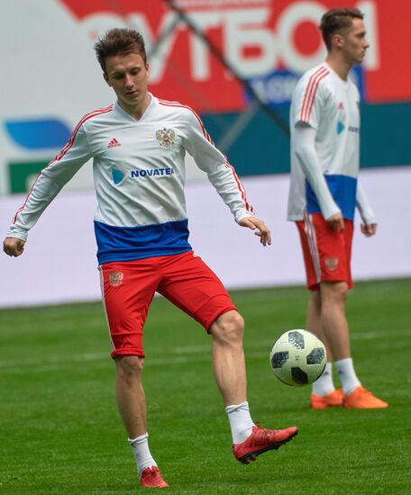 Football. Russian national team holds training session