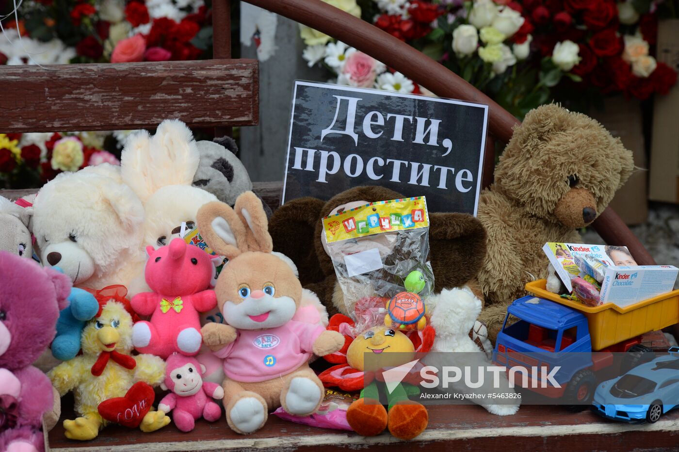 Flowers in memory of Zimnyaya Vishnya shopping mall victims