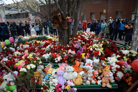 Flowers in memory of Zimnyaya Vishnya shopping mall victims