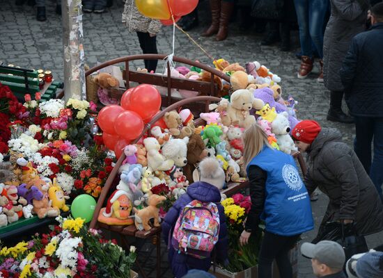 Flowers in memory of Zimnyaya Vishnya shopping mall victims