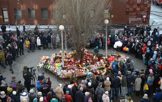 Flowers in memory of Zimnyaya Vishnya shopping mall victims
