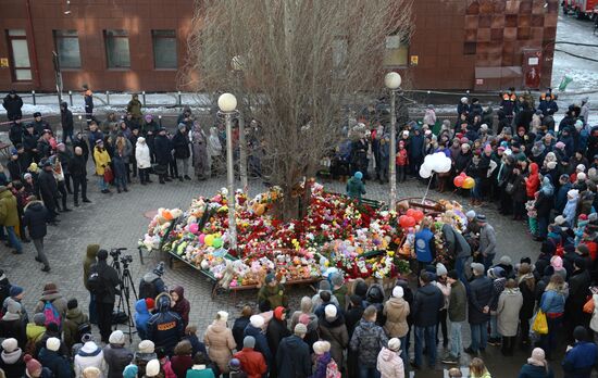 Flowers in memory of Zimnyaya Vishnya shopping mall victims