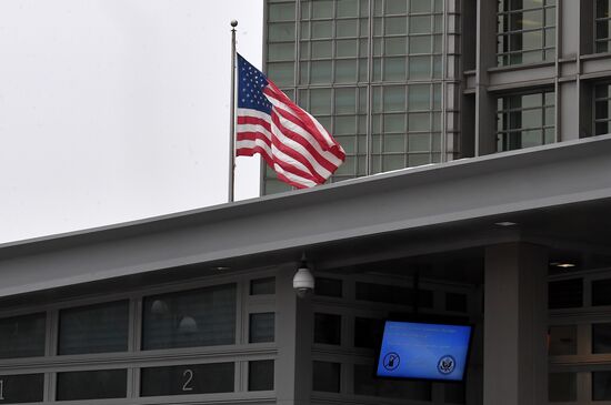 US to expel Russian diplomats