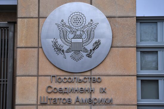 US to expel Russian diplomats