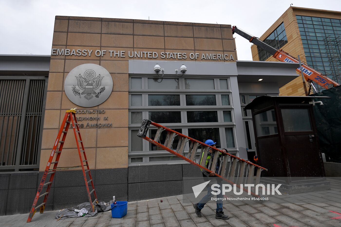 US to expel Russian diplomats