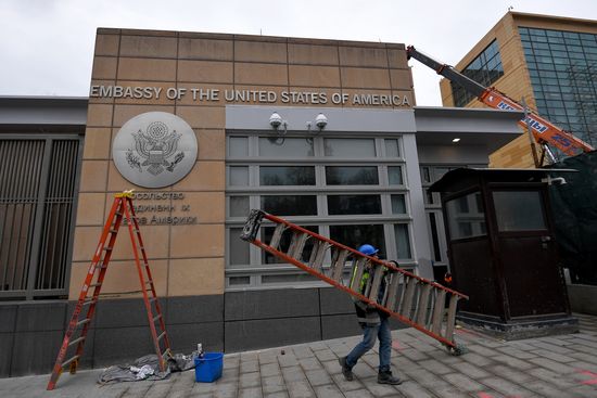 US to expel Russian diplomats