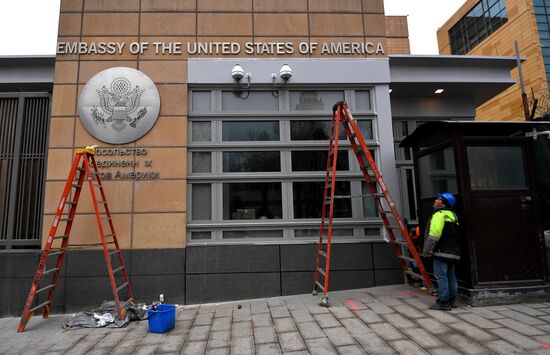 US to expel Russian diplomats