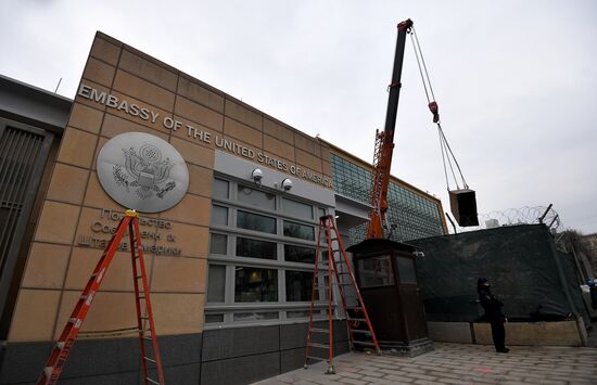 US to expel Russian diplomats