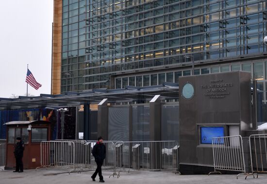 US to expel Russian diplomats