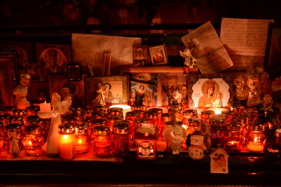 Flowers in memory of Zimnyaya Vishnya shopping mall victims