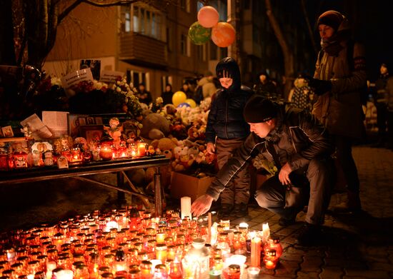 Flowers in memory of Zimnyaya Vishnya shopping mall victims